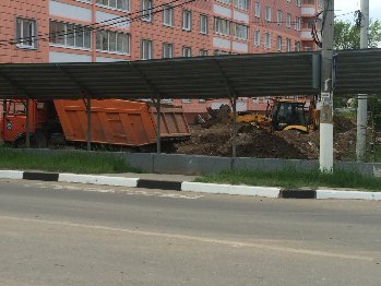 Работал трактор, грузил песок