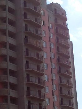 паллеты вытащили на балконы. наверное что-то на них было.