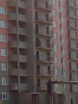 второй насос подтягивают на веревке.