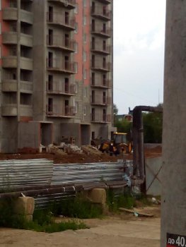 трактор подвозил песок