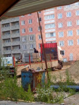 разгрузили прицеп с бардюрным камнем.