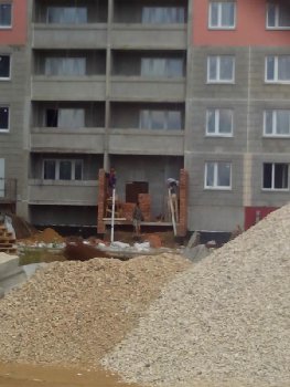 выкладывают из кирпича вход в подъезд 4 секции