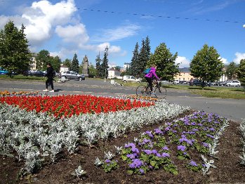 Клумбы на площади Ленина