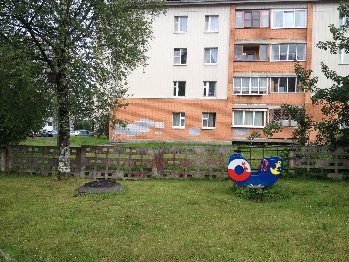 Обратите внимание на низенький забор вокруг детсада