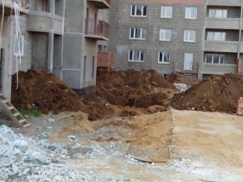 вырыли яму у второй секции