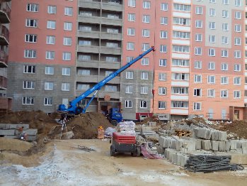 в яме похоже лепили камеру из блоков, а также не доложив кирпич и сделали козырьки подъездов