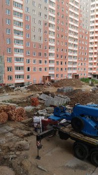 Обещают на следующей неделе закончить входы и начать проводить по периметру дома инженерные коммуникации ( ливневка, канализация) потом будут равнять грунт для благоустройства.