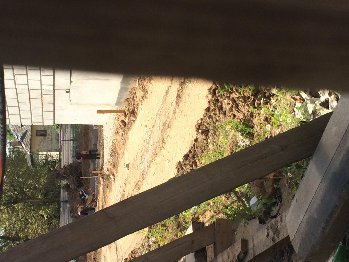 Выкладывают бордюрный камень