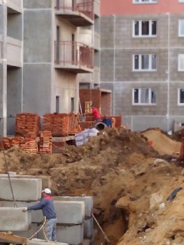 кладут кирпич