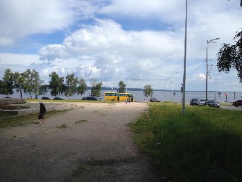 Центральная улица города, выходящая к набережной, заканчивается песчаной дорожкой, а не асфальтом! И это так замечательно))