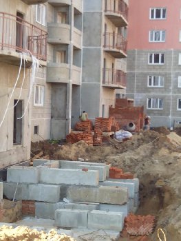 кладут кирпич