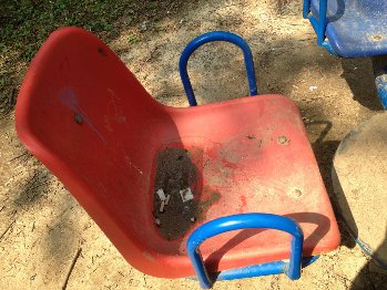 В каруселях - окурки, песок, пыль,вода