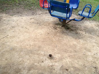 Из земли торчат железки, об которые дети могут сломать ноги - их несколько