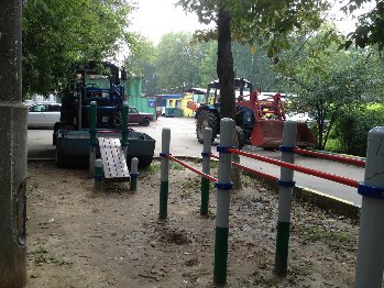 С тренажера можно прямиком прыгнуть в ковш трактора ЖПЭТ/2