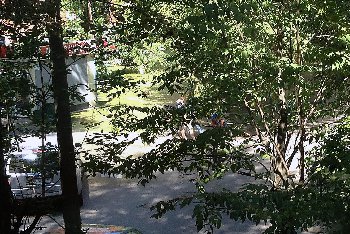 Здесь мать хватает на руки малыша и бежать от пыли