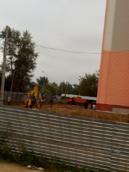 очищали территорию со стороны 18 дома