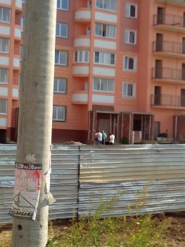 прораб тотже вон он спиной стоит