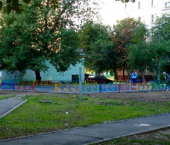 Сперва тут были деревья, создающие комфорт на будущей детской площадке. Но что-то пошло не так в головах у благоустроителей ...