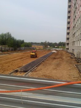 катали асфальт и ставили бордюры