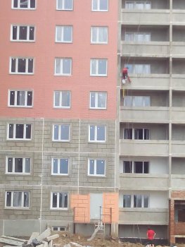 альпинисты наносили что-то типо грунта под покраску. пробы покраски фысада и балконов))