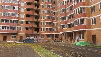 5. Немного видно открытую дверь в подъезд второй секции