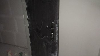 13. Дверь в квартиру