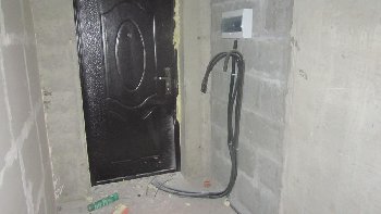 14. Подводка в квартиру под дверью.