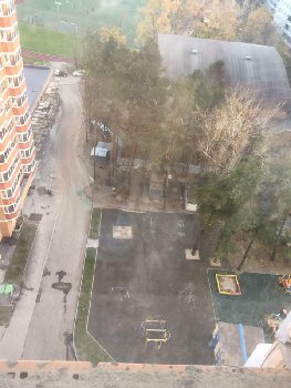 Вид из окна на площадку