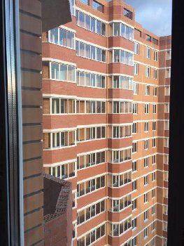 Вид из окна на дом