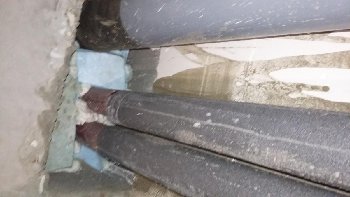 заделка полов между квартирами) накидали мусора и с верху бетончиком)-плохо видно но может поймете