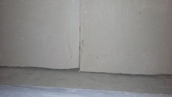 стена кухни со стороны туалета