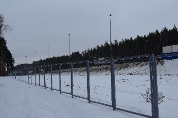 Недоделанный забор.