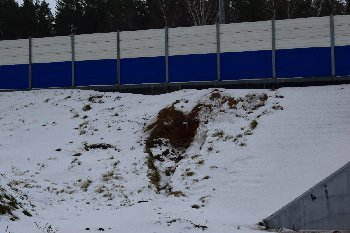 То ли не доделали, то ли уже отвалилось...