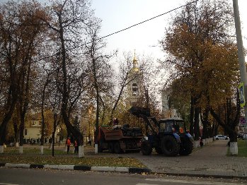 У храма &quot; грузят апельсины бочками&quot;(с) целый Камаз листвы, хотя есть предписание, запрещающее вывозить листву из парков и скверов.