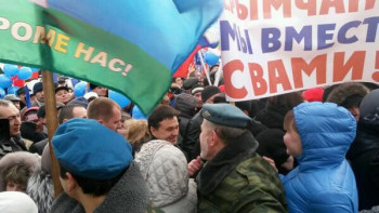 Губернатор Воробьев протискивается на трибуну