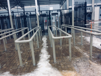 Вход на стадион Труд - не пройти, огромная лужа — плаваем через турникеты. Плитка провалилась и в период таяния и дождей здесь всегда стоит глубокая лужа.