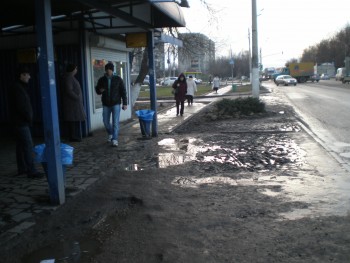 Почему подольчан узнают в Москве?<br />По обуви! (Остановка автобусов на Москву).