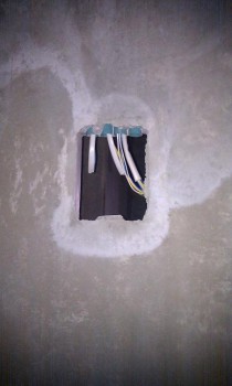 В коридоре дырка с проводами и никаких коробов