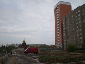 Слева - переправляют коляску.