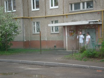 У подъезда...