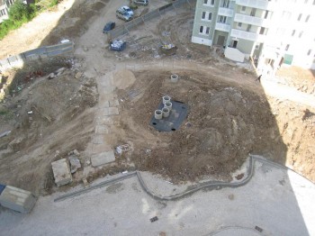 обустройство территории у 5 дома на 24.05.12г