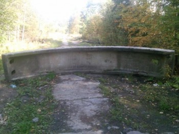 Дорога ведущая к объекту перекрыта частью бетонного тюбинга.