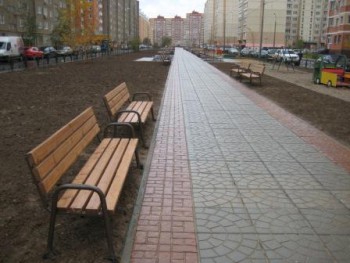 установлены лавочки, посажены деревья.