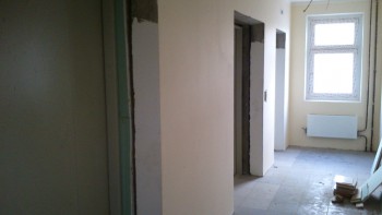 Внутри подъезда возле лифтов