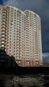 В первой секции центральные балконы почти все застеклили, за исключением первых трёх этажей, но на них уже лежат рамы, значит скоро застеклят. При мне во второй секции рабочие устанавливали рамы на болконы