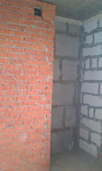 Кривая кирпичная стенка вентиляции