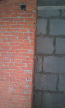 Кривая кирпичная стенка вентиляции