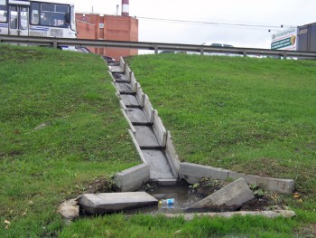 это место на Кирова - вечный антагонизм. качественная система водоотвода здесь - необходима, дабы избежать вечного болота в пешеходной зоне.