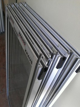 Стеклопакеты стоят на каждой площадке