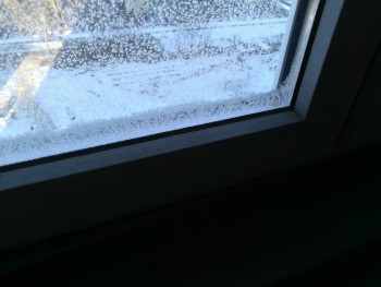 стояки холодные, окна промерзают